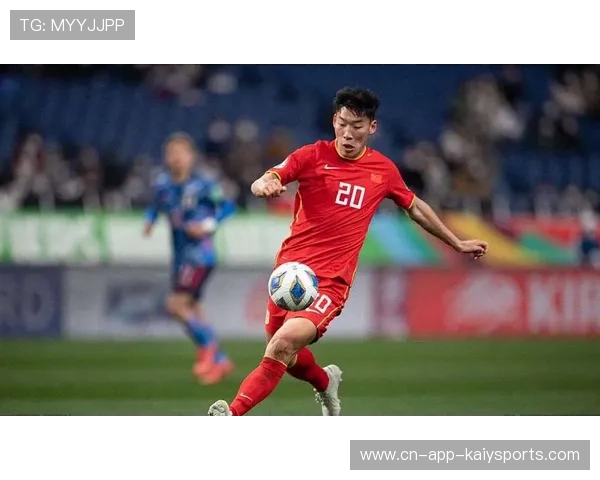 朱辰杰禁区内头球解围,截断对方边路高球攻势 朱辰杰禁区内头球解围,截断对方边路高球攻势